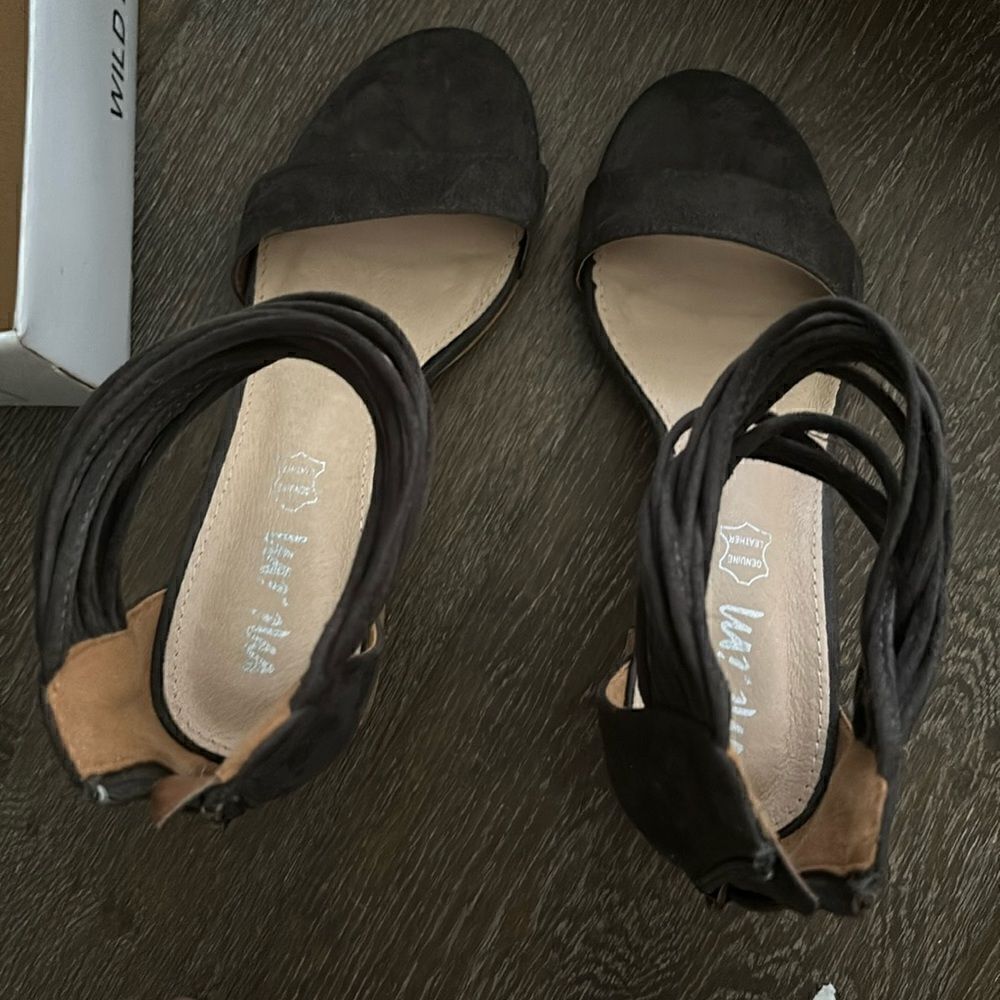 Mi IM suede ankle strap block heel sandals sz 9 EUC